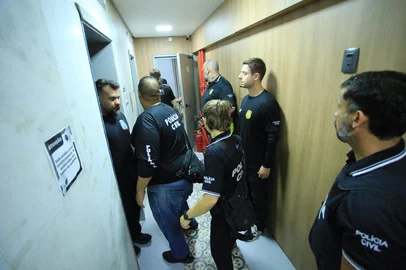 PORTO ALEGRE, RS, BRASIL, 08/05/2025-A Polícia Civil deflagrou na manhã desta quinta-feira (8) a Operação Malus Doctor, que investiga um grupo de advogados suspeito de fraudar procurações judiciais para contratar empréstimos em nome de clientes e lesar instituições financeiras com processos fraudulentos. Estima-se que o grupo tenha movimentado R$ 50 milhões. Foto: Ronaldo Bernardi / Agencia RBS<!-- NICAID(16032621) -->