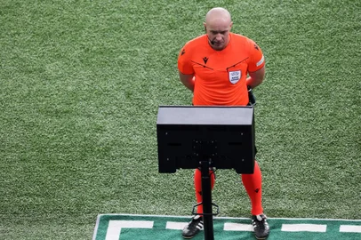 Polish referee Szymon Marciniak checks on a screen a potential penalty during the UEFA Champions League 1st round, day 5, Group F football match between Paris Saint-Germain (PSG) and Newcastle United on November 28, 2023 at the Parc des Princes stadium in Paris. (Photo by Alain JOCARD / AFP)<!-- NICAID(15611816) -->