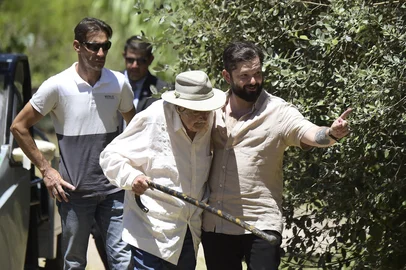Chile's President Gabriel Boric (R) is welcomed by former Uruguay President Jose Mujica at his home in Montevideo on February 3, 2025. (Photo by Dante Fernandez / AFP)Editoria: POLLocal: MontevideoIndexador: DANTE FERNANDEZSecao: diplomacyFonte: AFPFotógrafo: STR<!-- NICAID(15968100) -->