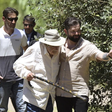 Chile's President Gabriel Boric (R) is welcomed by former Uruguay President Jose Mujica at his home in Montevideo on February 3, 2025. (Photo by Dante Fernandez / AFP)Editoria: POLLocal: MontevideoIndexador: DANTE FERNANDEZSecao: diplomacyFonte: AFPFotógrafo: STR<!-- NICAID(15968100) -->