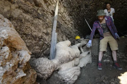 Une statue du 2e siècle parfaitement préservée découverte en BulgarieAn ancient statue discovered the day before by archeologists is seen at the Heraclea Sintica archeological site, near the city of Petrich on July 5, 2024. A perfectly preserved ancient statue was discovered on July 4, 2024 at the site of the ancient city of Heraclea Sintica, in south-western Bulgaria, the team leader Ludmil Vagalinski announced.This very well preserved statue, with the head still on the shoulders, is "unique for Bulgaria. Such Roman copies of ancient Greek models exist in Athens and northern Greece, but they are rare," he told AFP. (Photo by Dobrin KASHAVELOV / AFP)Editoria: ACELocal: PetrichIndexador: DOBRIN KASHAVELOVSecao: culture (general)Fonte: AFPFotógrafo: STR<!-- NICAID(15806897) -->