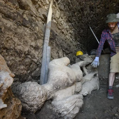 Une statue du 2e siècle parfaitement préservée découverte en BulgarieAn ancient statue discovered the day before by archeologists is seen at the Heraclea Sintica archeological site, near the city of Petrich on July 5, 2024. A perfectly preserved ancient statue was discovered on July 4, 2024 at the site of the ancient city of Heraclea Sintica, in south-western Bulgaria, the team leader Ludmil Vagalinski announced.This very well preserved statue, with the head still on the shoulders, is "unique for Bulgaria. Such Roman copies of ancient Greek models exist in Athens and northern Greece, but they are rare," he told AFP. (Photo by Dobrin KASHAVELOV / AFP)Editoria: ACELocal: PetrichIndexador: DOBRIN KASHAVELOVSecao: culture (general)Fonte: AFPFotógrafo: STR<!-- NICAID(15806897) -->