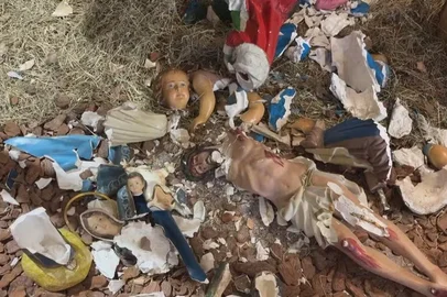 A Igreja Matriz São Pedro, em Encantado, no Vale do Taquari, foi alvo de três atos de vandalismo em um intervalo de cinco dias, todos já em 2026. O ataque mais recente ocorreu na tarde desta segunda-feira (5), quando imagens religiosas foram quebradas e o presépio, destruído.