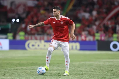 O volante Villagra em lance do jogo Inter e Athletico-PR na primeira rodada do Brasileirão<!-- NICAID(16214409) -->