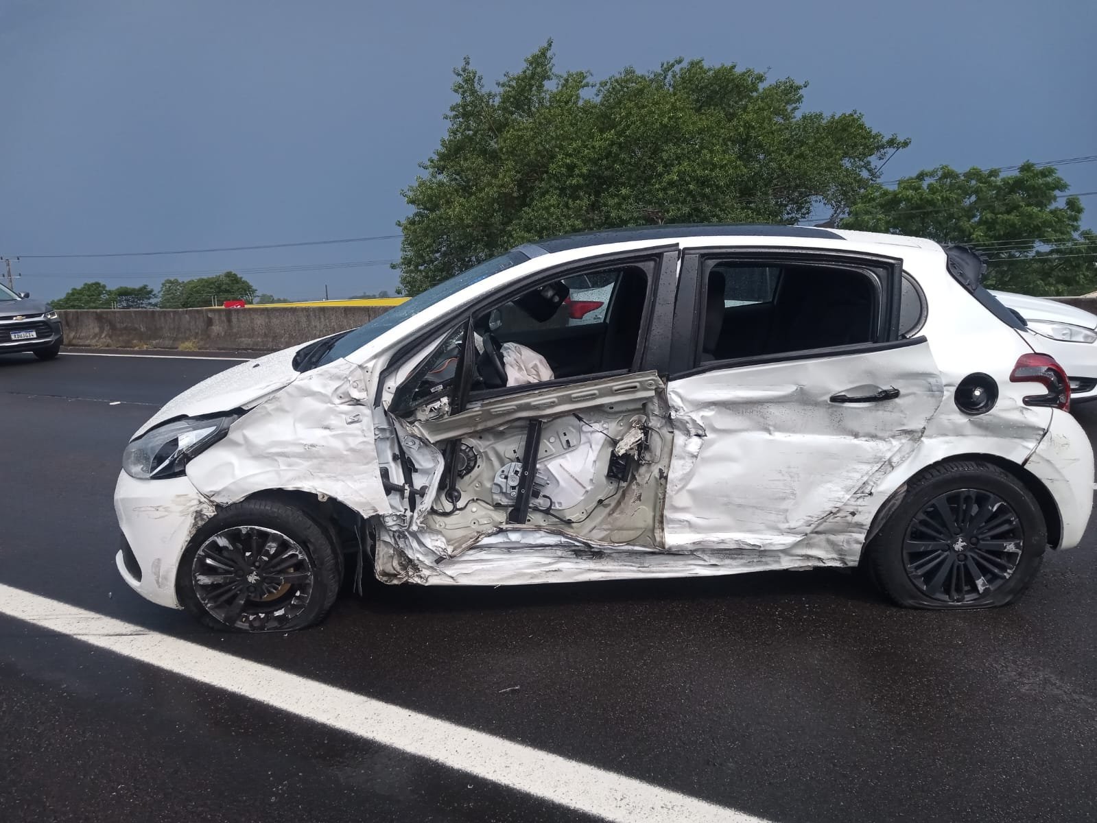 Carro na contram&atilde;o da BR-101 colide contra dois ve&iacute;culos, em Santa Catarina, e deixa um morto; veja v&iacute;deo