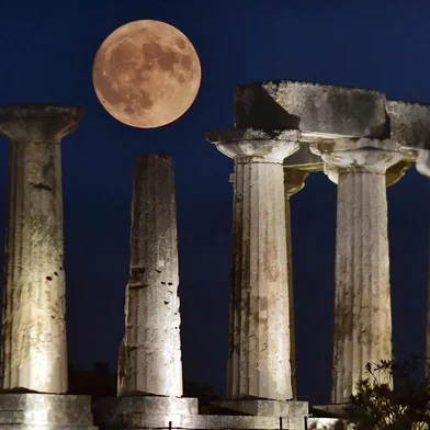 The "Blue Supermoon", the second full moon of a calendar month, rises above the Apollo Temple in ancient Corinth, on August 30, 2023. (Photo by Valerie GACHE / AFP)Editoria: SCILocal: CorinthIndexador: VALERIE GACHESecao: natural scienceFonte: AFPFotógrafo: STR<!-- NICAID(15526684) -->