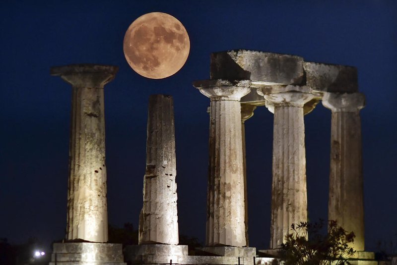The "Blue Supermoon", the second full moon of a calendar month, rises above the Apollo Temple in ancient Corinth, on August 30, 2023. (Photo by Valerie GACHE / AFP)Editoria: SCILocal: CorinthIndexador: VALERIE GACHESecao: natural scienceFonte: AFPFotógrafo: STR<!-- NICAID(15526684) -->