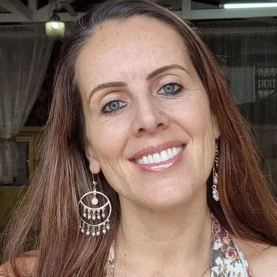 A bailarina Michele Trentin lança nesta terça-feira (6) seu primeiro livro O Oriente que eu Vivi, a partir das 17h30min, na Rakaça Templo de Dança, em Caxias do Sul. Na obra, Michele narra sua relação com a arte e a cultura orientais a partir de sua experiência durante os 10 anos em que ela  viveu por lá. Além da sessão de autógrafos ocorre ainda show com Rakaça Troupe e concerto com Lucas Duarte.<!-- NICAID(16030150) -->