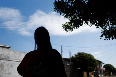 TRAMANDAÍ, RS, BRASIL - 2025.02.27 - Mãe da menina sequestrada e mantida em cárcere privado no litoral norte, em Tramandaí, fala com reportagem sobre o caso. (Foto: André Ávila/ Agência RBS)Indexador: Andre Avila<!-- NICAID(15984958) -->