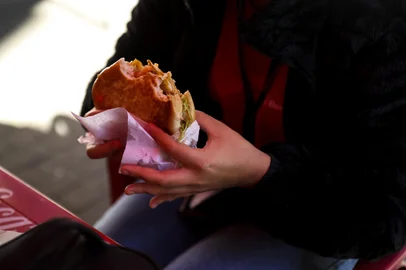 PORTO ALEGRE, RS, BRASIL, 13.06.2025: Alimentação fora de casa subiu 8,57% na região metropolitana de Porto Alegre no acumulado de 12 meses fechados em maio, enuqanto a alimentação no domicilio apresenta alta de 1,24%. Os dados são de inflação (IPCA). Foto: Camila Hermes/Agencia RBS<!-- NICAID(16059182) -->
