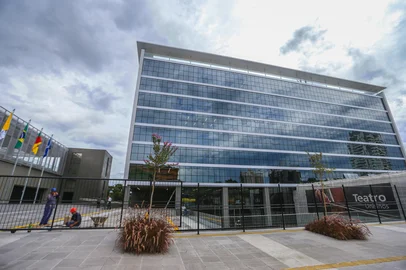 PORTO ALEGRE, RS, BRASIL - 17/03/2017 : Unisinos inaugura seu novo câmpus em frente ao Colégio Anchieta, na avenida Nilo Peçanha. Ao todo, são oito andares com salas de aula, teatro , laboratórios, além de espaços administrativos e de convivência. (FOTO: BRUNO ALENCASTRO/AGÊNCIA RBS)Indexador: Bruno Alencastro<!-- NICAID(12797148) -->