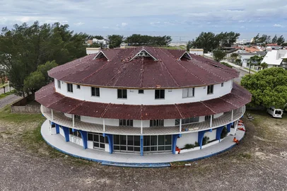 Xangri-Lá, RS, Brasil, 12-03-2025: Antigo Hotel Noimar, que funcionou num prédio icônico no Litoral Norte e ficou conhecido como Hotel Redondo, está desocupado e sem uso, no balneário Noiva do Mar. A estrutura contava com mais de 30 quartos e foi construída nos anos 1980. Foto: Mateus Bruxel / Agência RBSLocal: Xangri-lÃ¡<!-- NICAID(15994724) -->