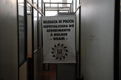 CAXIAS DO SUL, RS, BRASIL (30/08/2021)atividade que faz parte da comemoração dos 15 anos da Lei Maria da Penha, será realizada a partir das 10h na sede da Delegacia Especializada de Atendimento à Mulher (Deam). No espaço, as mulheres terão acesso a diversos atendimentos. São eles: plantão jurídico-criminal com a promotora de justiça Letícia Ilges, plantão jurídico-cível (divórcio, regulamentação de pensão alimentícia e guarda) com o Saju/UCS, plantão psicológico com a Clínica Conatus e plantão social com a prefeitura de Caxias do Sul. Também haverá um espaço de terapias alternativas e embelezamento da mulher. (Antonio Valiente/Agência RBS)<!-- NICAID(14876172) -->