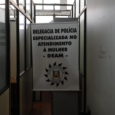 CAXIAS DO SUL, RS, BRASIL (30/08/2021)atividade que faz parte da comemoração dos 15 anos da Lei Maria da Penha, será realizada a partir das 10h na sede da Delegacia Especializada de Atendimento à Mulher (Deam). No espaço, as mulheres terão o a diversos atendimentos. São eles: plantão jurídico-criminal com a promotora de justiça Letícia Ilges, plantão jurídico-cível (divórcio, regulamentação de pensão alimentícia e guarda) com o Saju/UCS, plantão psicológico com a Clínica Conatus e plantão social com a prefeitura de Caxias do Sul. Também haverá um espaço de terapias alternativas e embelezamento da mulher. (Antonio Valiente/Agência RBS)<!-- NICAID(14876172) -->