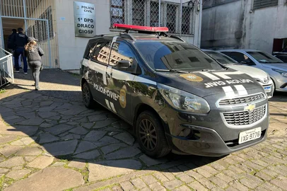 Polícia Civil recupera celular roubado de entregador de aplicativo em Caxias do SulA Polícia Civil recuperou, na manhã desta sexta-feira (1º), um celular roubado de um entregador de aplicativo, em Caxias do Sul. O telefone foi localizado em uma moradia do bairro Primeiro de Maio e devolvido ao proprietário. <!-- NICAID(16092666) -->