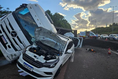 Caminhão com material para asfalto tomba sobre dois carros na Freeway e  causa congestionamento em direção ao Litoral<!-- NICAID(15995975) -->