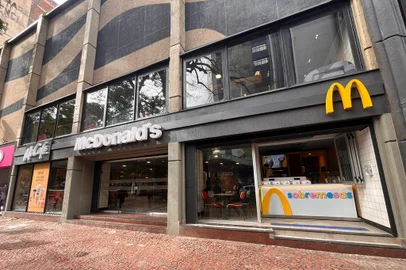 Atingido pela enchente, primeiro McDonald's do RS reabre<!-- NICAID(15838764) -->
