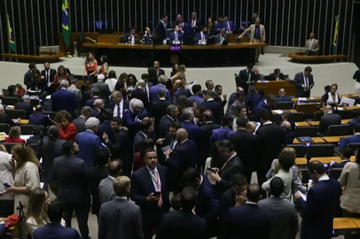 A Câmara dos Deputados aprovou de forma unânime, nesta quarta-feira (1º), a isenção de Imposto de Renda para pessoas que ganham salários de até R$ 5 mil. Atualmente, a isenção atinge quem tem rendimento de até R$ 3.060. Todos os 493 deputados presentes votaram a favor da matéria.<!-- NICAID(16137526) -->