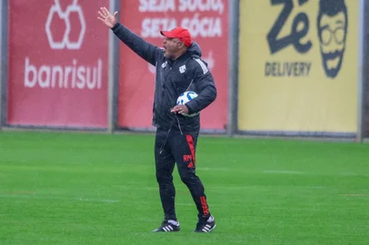 Roger no treino do Inter