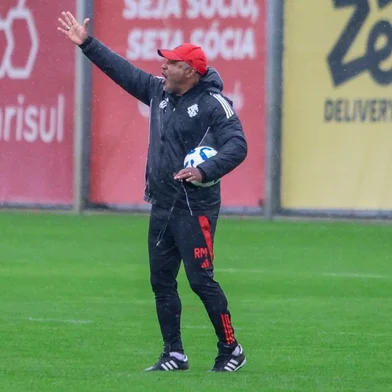 Roger no treino do Inter