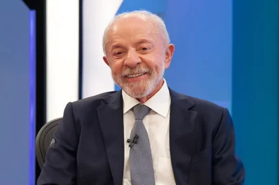 Manoella Mello / Globo O presidente e candidato à reeleição Luiz Inácio Lula da Silva (PT) é o entrevistado desta quinta-feira (15) na sabatina da TV Globo, transmitida ao vivo do Rio de Janeiro (RJ), após o Jornal Nacional, às 21h15min (horário de Brasília).<!-- NICAID(16388586) -->