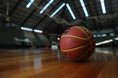 CAXIAS DO SUL, RS, BRASIL, 13/10/2023. Treino do Caxias Basquete, no Ginásio do SESI, em preparação para o NBB16. (Bruno Todeschini/Agência RBS)Indexador: BTK<!-- NICAID(15569280) -->