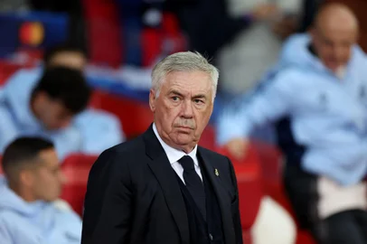 Real Madrid's Italian coach Carlo Ancelotti looks on ahead of the UEFA Champions League football match between Lille LOSC and Real Madrid at the Pierre Mauroy Stadium in Villeneuve-d'Ascq, northern France, on October 2, 2024. (Photo by FRANCK FIFE / AFP)Editoria: SPOLocal: Villeneuve-d'AscqIndexador: FRANCK FIFESecao: soccerFonte: AFPFotógrafo: STF<!-- NICAID(15901055) -->