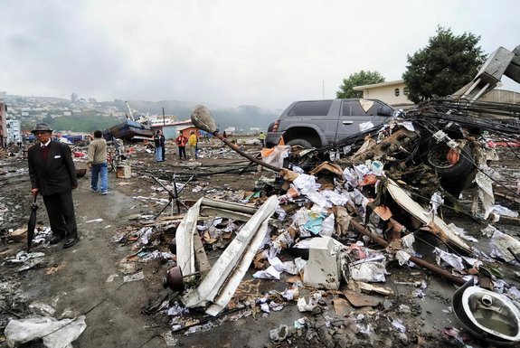 Devastation caused by the tsunami in Talcahuano, Chile, March 1, 2010. Chile's earthquake toll soared past 700 on Sunday as rescuers raced to find survivors and the grim extent of the disaster emerged in coastal areas where homes were washed away by a giant wave. President Michelle Bachelet said she expected the number of deaths to increase further, while her government admitted it had erred by failing to warn Chileans about the tsunami risk following Saturday's 8.8-magnitude quake. AFP PHOTO MARTIN BERNETTI (Photo by MARTIN BERNETTI / AFP)Editoria: DISLocal: TalcahuanoIndexador: MARTIN BERNETTISecao: earthquakeFonte: AFPFotógrafo: STR<!-- NICAID(15779394) -->