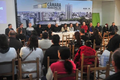Primeiro encontro do projeto Câmara Vai aos Bairros, em 2022. Foi no bairro Esplanada, na Igreja Santo Antônio. Na mesa, a presidente da Casa, Denise Pessôa, e outros vereadores. <!-- NICAID(15089678) -->