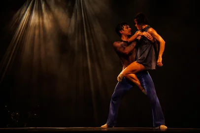 O Teatro Municipal Pedro Parenti, na Casa da Cultura de Caxias do Sul, recebe na próxima semana o espetáculo "As Canções que Você Dançou pra Mim", da Focus Cia de Dança, do Rio de Janeiro. Inspirada na obra musical do rei Roberto Carlos, a montagem — em cartaz há 12 anos e que em 2023 alcança a marca de 400 apresentações — terá sessões na sexta (29) e no sábado (30), às 20h. Os ingressos custam R$ 40 (R$ 20 a meia-entrada) e podem ser adquiridos pela plataforma Sympla.<!-- NICAID(15543917) -->