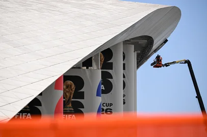 PATRICK T. FALLON / AFP Workers install signage at Los Angeles Stadium (temporarily renamed from SoFi Stadium) ahead of the 2026 FIFA World Cup in Los Angeles on June 7, 2026. (Photo by Patrick T. Fallon / AFP)<!-- NICAID(16302432) -->