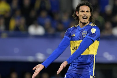 Boca Juniors' Uruguayan forward Edinson Cavani gestures during the all-Argentine Copa Libertadores quarterfinals first leg football match between Boca Juniors and Racing Club, at La Bombonera stadium in Buenos Aires on August 23, 2023. (Photo by JUAN MABROMATA / AFP)<!-- NICAID(15525172) -->