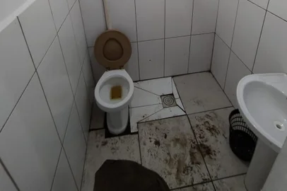 Uma clínica de reabilitação para dependentes químicos clandestina foi fechada e 48 pacientes foram resgatados em Maquiné, no Litoral Norte.<!-- NICAID(15507359) -->