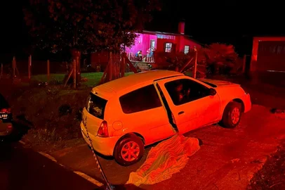 Uma mulher de 34 anos, identificada como Josiane Levandoski dos Santos, foi morta na noite de domingo (7) em Santa Lúcia do Piaí, no interior de Caxias do Sul. O crime ocorreu por volta das 20h. Trinta minutos antes, dois homens, marido e genro de Josiane, foram baleados a tiros após confusão em um bar localizado no distrito. <!-- NICAID(15422414) -->