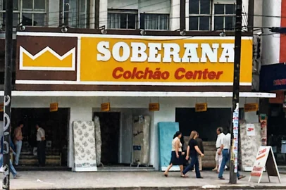 Loja número 1 da rede Soberana dos Móveis, inaugurada neste ponto da Avenida Assis Brasil, 2199, em Porto Alegre, em 1958. Rede fechou nos anos 1990.<!-- NICAID(16279673) -->