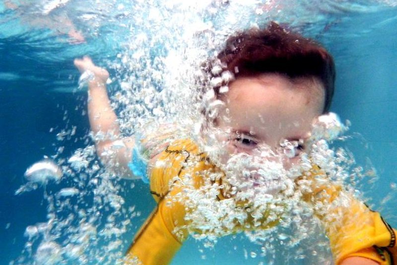 NÃO USAR , MATÉRIA ESPECIAL  crianças e bebês fazem aula de natação na Dani Natação