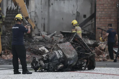 CAPÃO DA CANOA, RS, BRASIL,  03-04-2026: Quatro pessoas perdem a vida após queda de avião monomotor em Capão da Canoa, no litoral norte. A aeronave de pequeno porte decolou do aeroporto de Capão da Canoa e caiu na Av. Valdomiro Cândido dos Reis. (Foto: André Ávila/Agência RBS)<!-- NICAID(16258613) -->