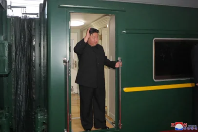 This picture taken on September 10, 2023 and released from North Korea's official Korean Central News Agency (KCNA) on September 12, 2023 shows North Korea's leader Kim Jong Un (C) waving as he departs by train from Pyongyang for a visit to Russia. North Korea's leader Kim Jong Un was en route to Russia by armoured train to meet President Vladimir Putin, state media reported on September 12, with the face-to-face discussions potentially focused on weapon sales. (Photo by KCNA VIA KNS / AFP) / South Korea OUT / REPUBLIC OF KOREA OUT---EDITORS NOTE--- RESTRICTED TO EDITORIAL USE - MANDATORY CREDIT "AFP PHOTO/KCNA VIA KNS" - NO MARKETING NO ADVERTISING CAMPAIGNS - DISTRIBUTED AS A SERVICE TO CLIENTS / THIS PICTURE WAS MADE AVAILABLE BY A THIRD PARTY. AFP CAN NOT INDEPENDENTLY VERIFY THE AUTHENTICITY, LOCATION, DATE AND CONTENT OF THIS IMAGE --- / <!-- NICAID(15537916) -->
