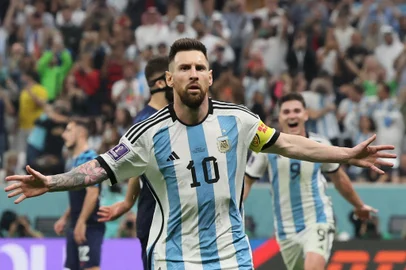 Argentina's forward #10 Lionel Messi celebrates scoring his team's first goal from the penalty spot during the Qatar 2022 World Cup football semi-final match between Argentina and Croatia at Lusail Stadium in Lusail, north of Doha on December 13, 2022. (Photo by JACK GUEZ / AFP)<!-- NICAID(15294328) -->
