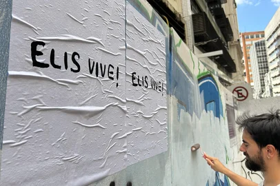 Cartazes com "Elis vive!" são espalhados por POA para divulgar programação dos 80 anos de Elis Regina na Casa de Cultura Mario Quintana.<!-- NICAID(15993335) -->