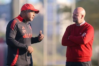 Roger Machado e José Olavo Bisol conversam em sessão de treinamento do Inter.<!-- NICAID(16059497) -->