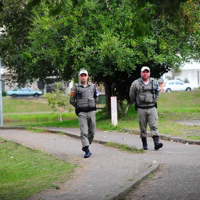 CAXIAS DO SUL, RS, BRASIL, 22/05/2023. Brigada Militar - O policiamento comunitário deve voltar a fazer parte da rotina dos bairros de Caxias do Sul. Na foto, policiais no  Parque Demétrio Monteiro da Silva, Parque da Lagoa do Rizzo no bairro Desvio Rizzo. (Porthus Junior/Agência RBS)<!-- NICAID(15435208) -->