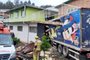 Caminhão colide contra estofaria na Rua Colina, no bairro Castelo, em Caxias do Sul, por volta do meio-dia desta segunda (16)<!-- NICAID(15570046) -->