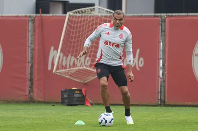 PORTO ALEGRE, RS, BRASIL, 15-07-2025: O zagueiro Gabriel Mercado em treino do Inter no CT Parque Gigante. (Foto: Ricardo Duarte/Inter/Divulgação)<!-- NICAID(16083635) -->