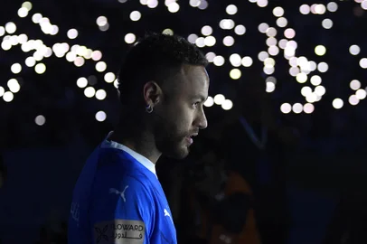 Brazilian superstar Neymar enters the pitch during his unveiling ceremony at Riyadh's King Fahd International Stadium on August 19, 2023 as he becomes the latest world-famous footballer snapped up by the big-spending Saudi Pro League. (Photo by AFP) / The erroneous mention[s] appearing in the metadata of this photo has been modified in AFP systems in the following manner: [STR] instead of [FAYEZ]. Please immediately remove the erroneous mention[s] from all your online services and delete it (them) from your servers. If you have been authorized by AFP to distribute it (them) to third parties, please ensure that the same actions are carried out by them. Failure to promptly comply with these instructions will entail liability on your part for any continued or post notification usage. Therefore we thank you very much for all your attention and prompt action. We are sorry for the inconvenience this notification may cause and remain at your disposal for any further information you may require.Editoria: SPOLocal: RiyadhIndexador: -Secao: soccerFonte: AFPFotógrafo: STR<!-- NICAID(15515461) -->