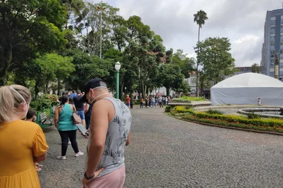 Mutirão de testes e vacinas contra covid-19 movimentam praça central em Caxias<!-- NICAID(15008387) -->