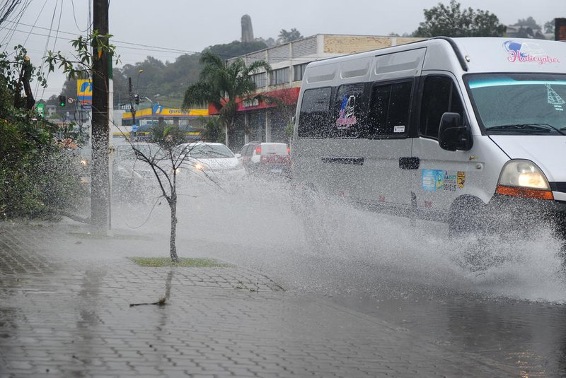 CAXIAS DO SUL, RS, BRASIL, 04/09/2023. Chuvas intensas causam acúmulo de água em ruas e avenidas de Caxias do Sul. Na foto, trecho da perimetral norte, com água na pista e árvore que impede o fluxo de pedestres na calçada. (Bruno Todeschini/Agência RBS)Indexador: BTK<!-- NICAID(15530914) -->