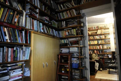Almanaque - Bibliotecas caseiras. Na foto, Loraine Slomp Giron, 74 anos, contabiliza cerca de 14 mil livros.Local: Caxias do SulFonte: Agencia RBS<!-- NICAID(7327794) -->