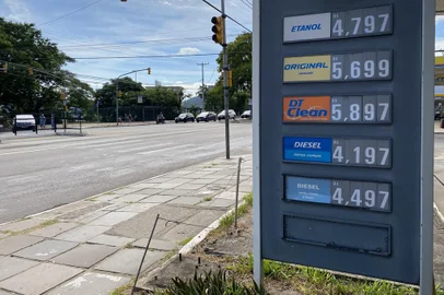 No dia em que a Petrobras fez mais um reajuste de preço para as refinarias, parte dos postos de combustíveis de Porto Alegre começou a repassar os novos valores para os consumidores.<!-- NICAID(14725988) -->