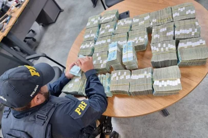 a terça-feira (11) a Polícia Rodoviária Federal (PRF) apreendeu R$ 2.508.500,00 (dois milhões quinhentos e oito mil e quinhentos reais) em espécie, durante fiscalização no km 81 da BR-010, em Ulianópolis (PA).<!-- NICAID(15234414) -->